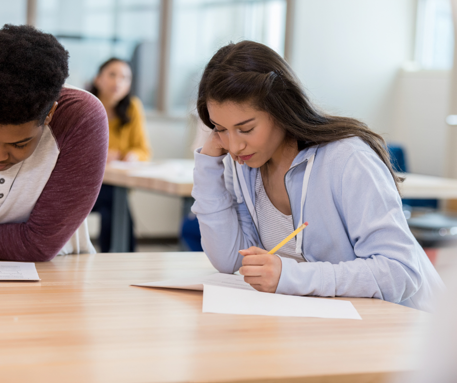 "Apprenant concentré suivant une formation en ligne depuis chez lui."