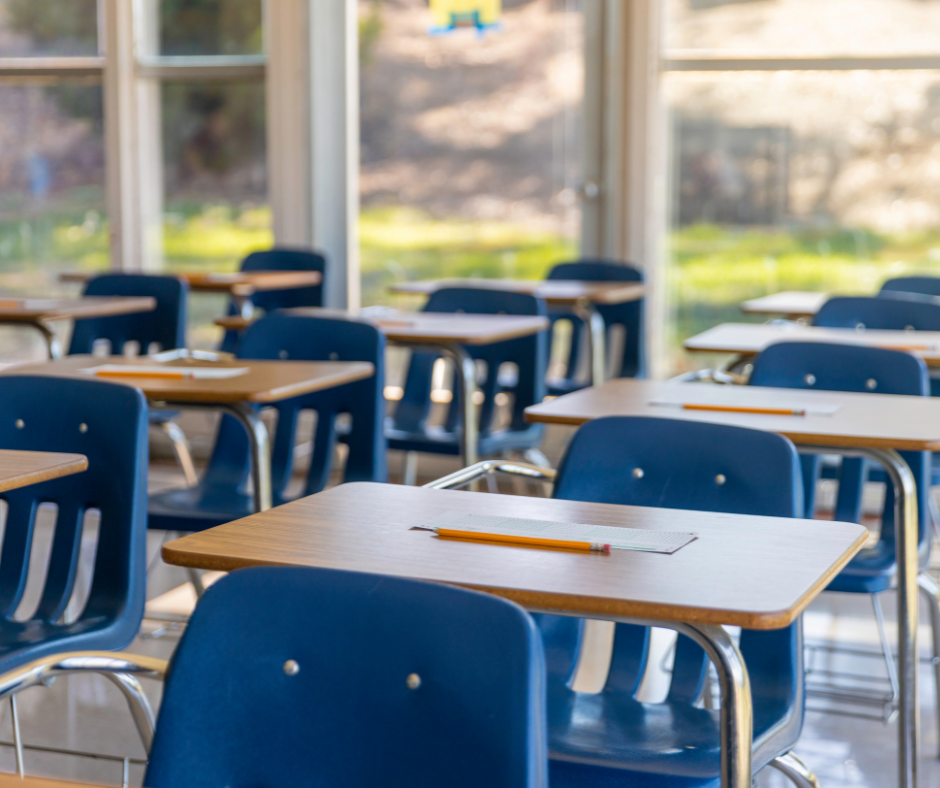 Salle de classe de formation continue avec des adultes engagés dans l'apprentissage."