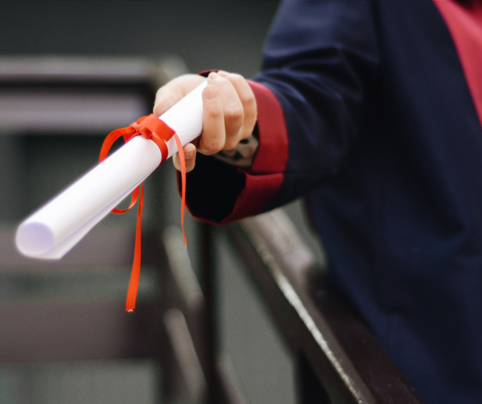 Célébration de la réussite d'une formation e-learning avec un diplôme en main.