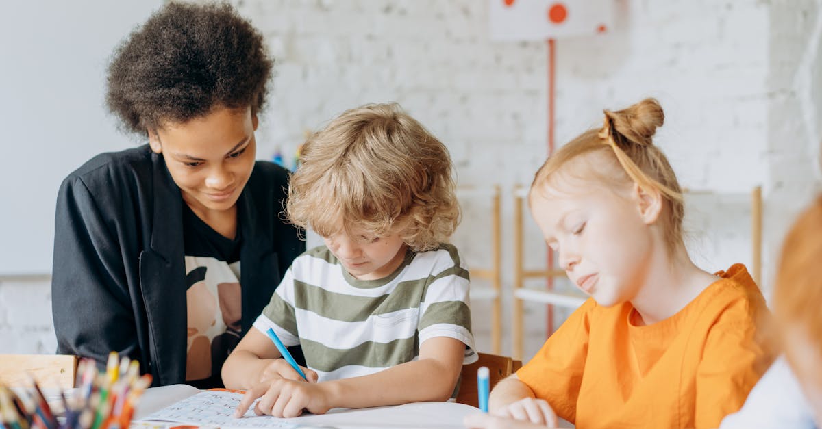 découvrez l'apprentissage collaboratif, une méthode innovante qui encourage la coopération et l'interaction entre apprenants. améliorez vos compétences grùce à des échanges enrichissants et construisez des connaissances ensemble dans un environnement dynamique et inclusif.