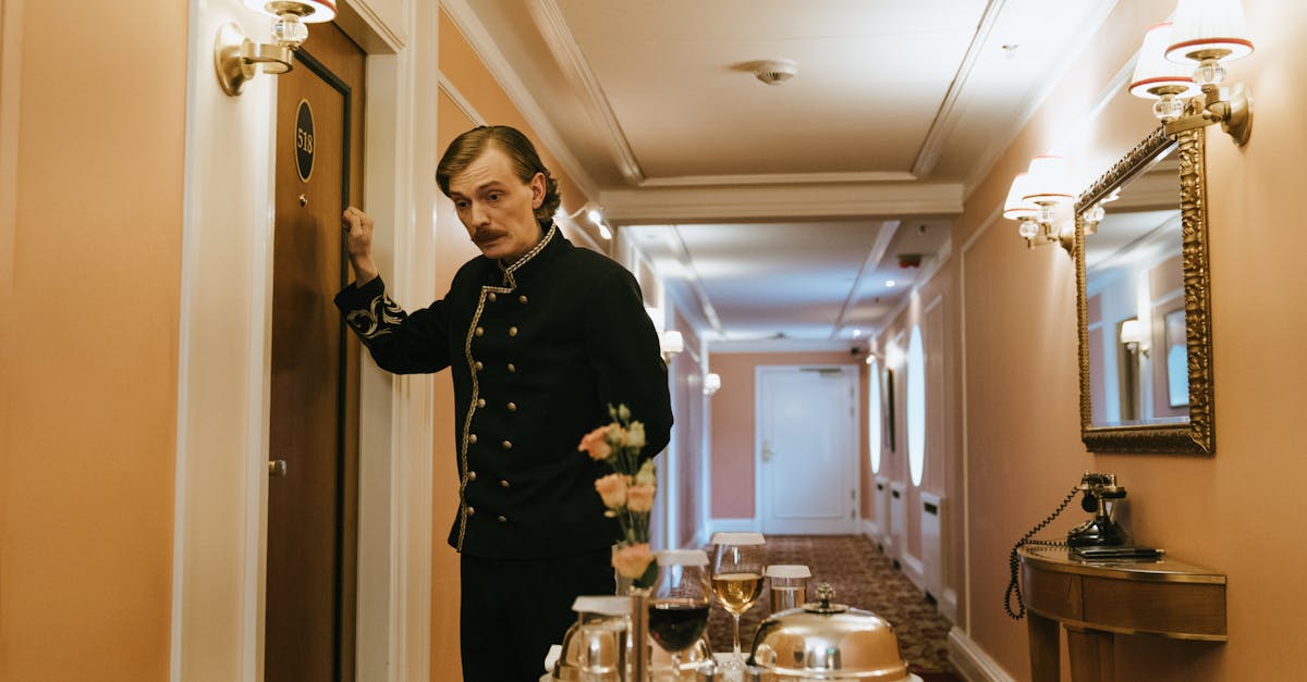 découvrez le rôle essentiel d'un concierge, un professionnel dédié à améliorer votre expérience au quotidien, en offrant des services personnalisés et une assistance de qualité, que ce soit dans un hôtel, un immeuble résidentiel ou une entreprise.