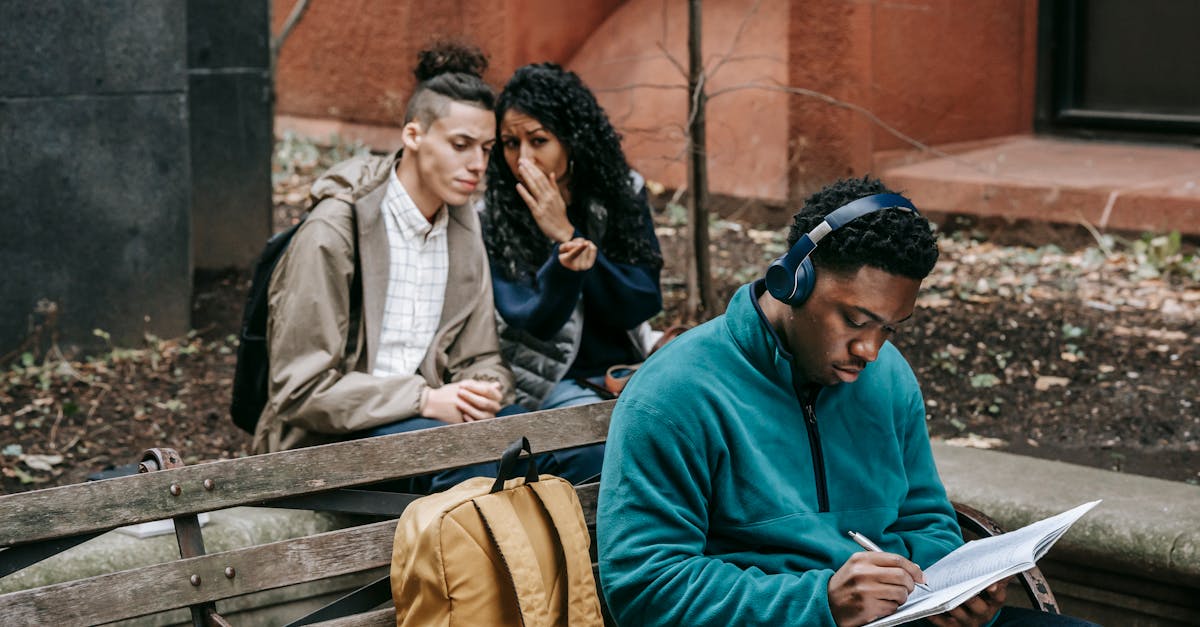 découvrez l'importance de l'évaluation par les pairs dans le processus d'apprentissage, permettant aux élèves d'évaluer mutuellement leurs compétences et d'améliorer leur compréhension des matières.